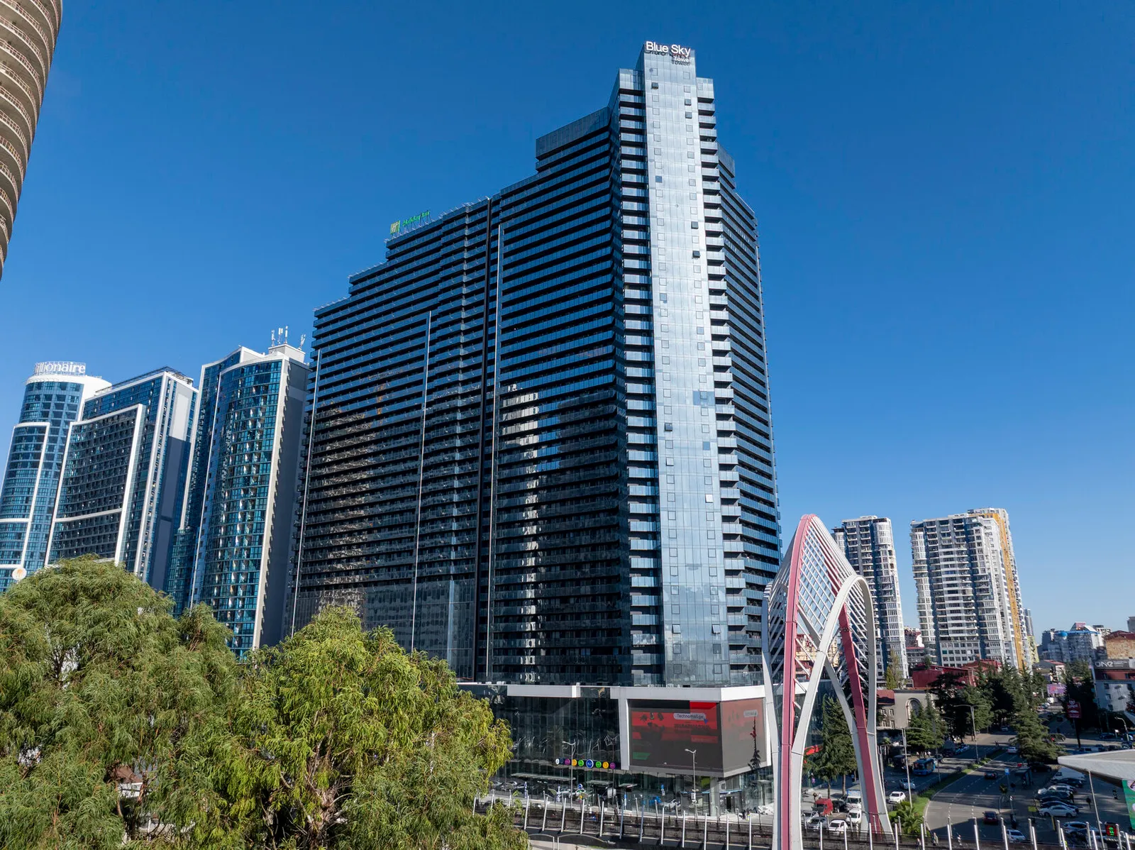 Blue Sky Tower מבית Like House, שדרת הגיבורים, בטומי